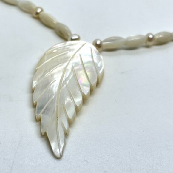 VINTAGE MOTHER OF PEARL MOP CARVED LEAF PENDANT NECKLACE PEARLS 925 STERLING - Picture 7 of 15